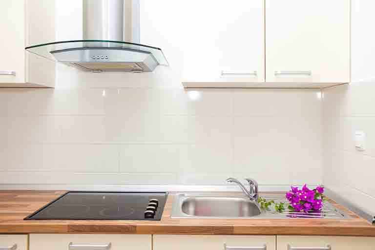 Ambienta Studio - Las campanas extractoras de las cocinas, además de  cumplir con la función filtrar y evacuar el aire que se contamina en las  cocinas, también tienen un papel muy importante