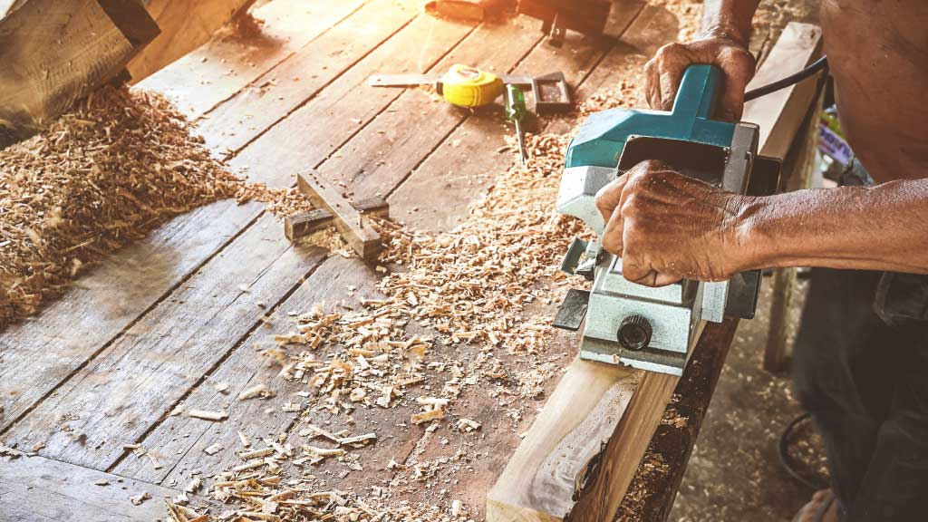 Grupo Salvator Tools - Herramientas de carpintería imprescindibles en tu  taller Estas son las herramientas de carpintería que siempre tiene a mano  un auténtico profesional. Comparte este contenido: A no ser que
